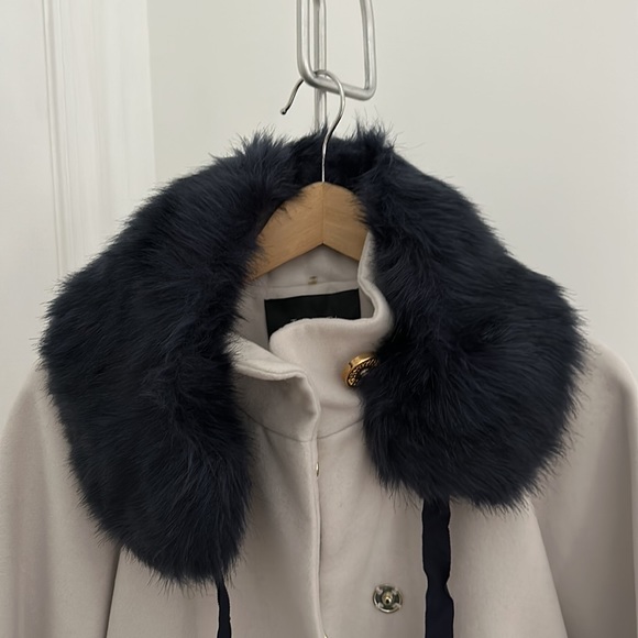 TAHARI - silver cape with navy fur collar - Picture 6 of 13